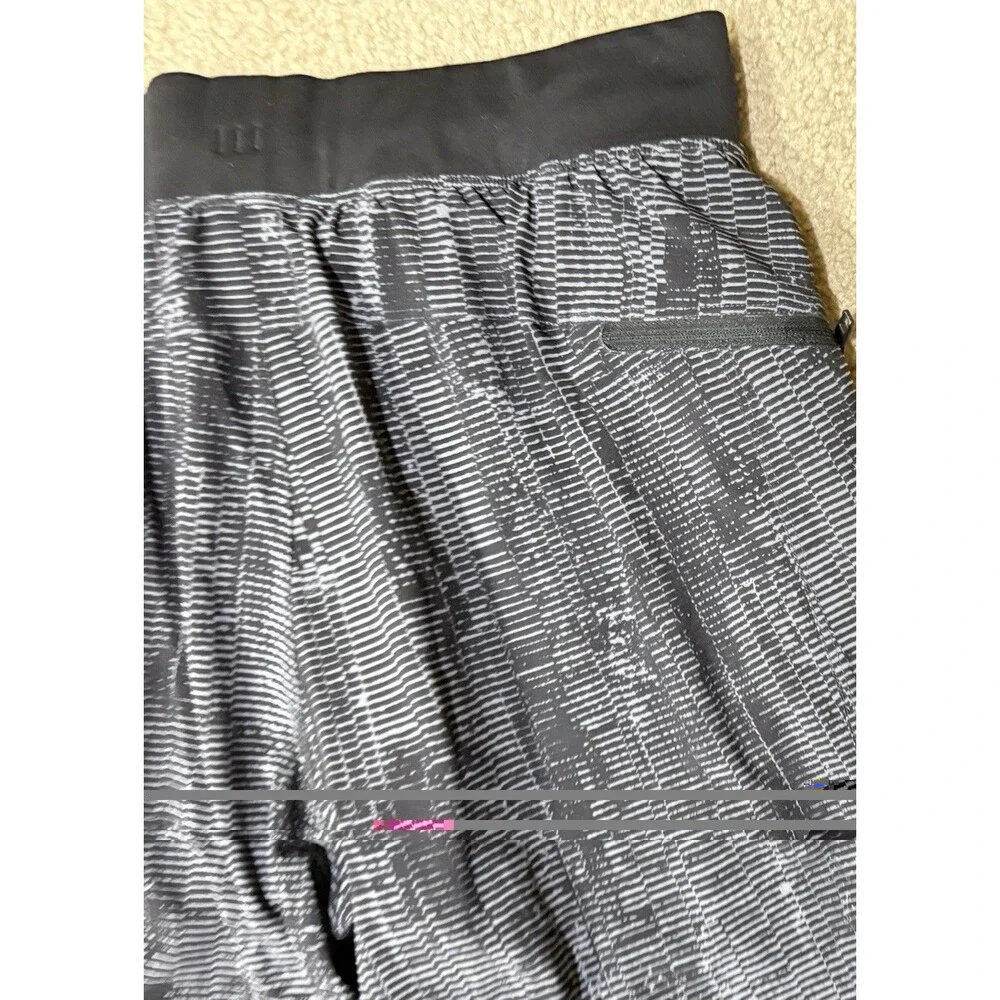 Lululemon T.H.E. Short Mens M Black Gray Abstract Print Lined Gym Run Training S